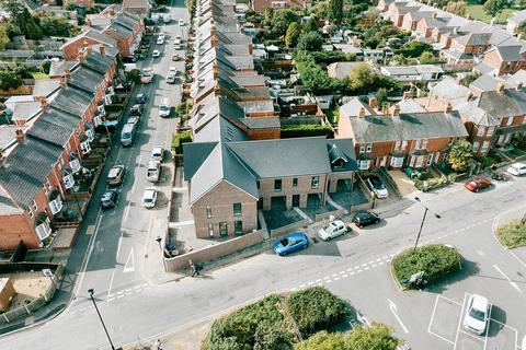 2 bedroom end of terrace house to rent, Medina Avenue, Newport PO30