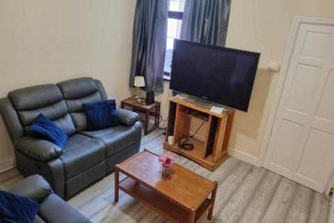 3 bedroom terraced house to rent, Beresford Street, Stoke-On-Trent ST4