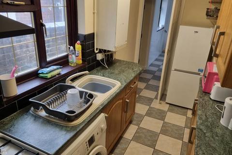 3 bedroom terraced house to rent, Beresford Street, Stoke-On-Trent ST4