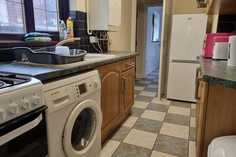 3 bedroom terraced house to rent, Beresford Street, Stoke-On-Trent ST4