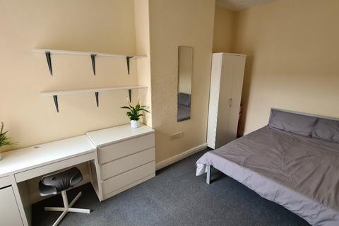 5 bedroom terraced house to rent, Boughey Road, Stoke-On-Trent ST4