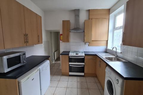 5 bedroom terraced house to rent, Seaford Street, Stoke-On-Trent ST4