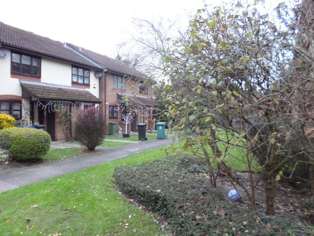 The Pastures, Watford, WD19 2 bed terraced house - £1,500 pcm (£346 pw)