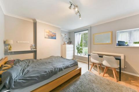 2 bedroom flat to rent - Frensham Drive, Putney Vale, SW15