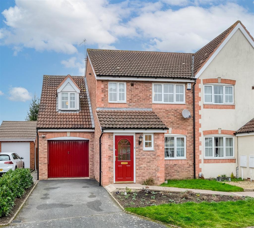 Pevensey Road, The Oakalls, Bromsgrove, B60 2RR 3 bed end of terrace