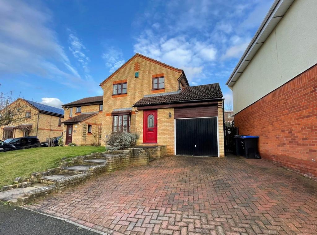 Crestwood Gardens, Goldenash, Northampton NN3 8TZ 4 bed detached house