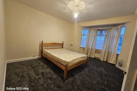 3 bedroom semi-detached house for sale - Basildene Road,  Hounslow, TW4