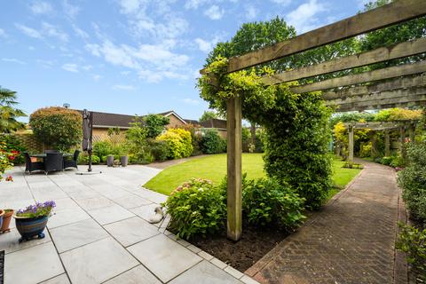 1 Salix Close, Fetcham, Leatherhead, KT22 9NW