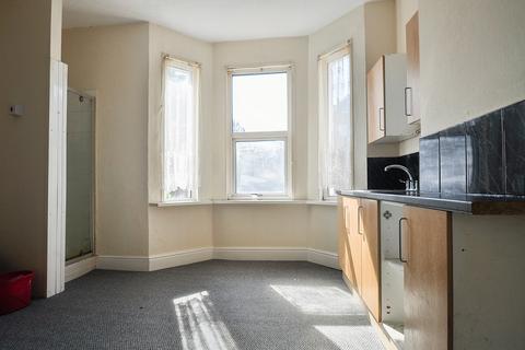 1 bedroom in a house share to rent - Room 7 13 Risca Road, Newport