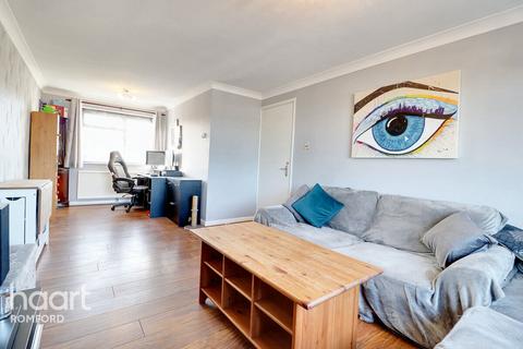 2 bedroom flat for sale - Lennox Close, Romford