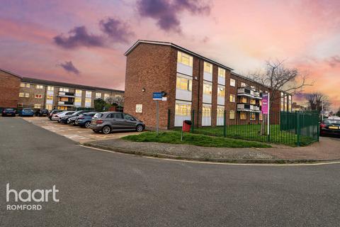 2 bedroom flat for sale, Tolbut Court, Lennox Close, Romford, RM1 2DY