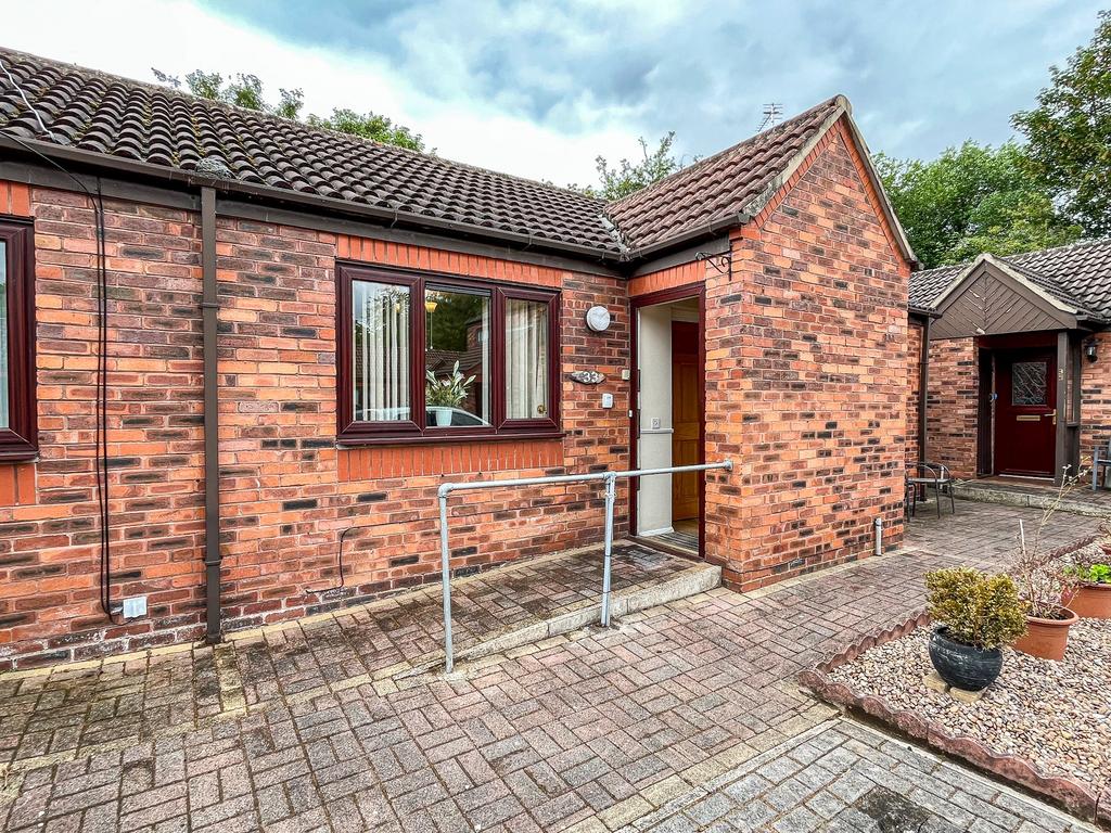 Bentley, Doncaster DN5 2 bed semidetached bungalow for sale £86,000