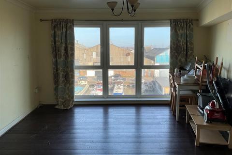 2 bedroom apartment for sale, Admirals Way, Gravesend, Kent