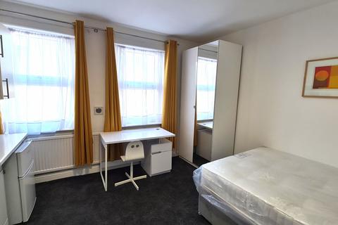Studio to rent, Clare Road, Hounslow, TW4 7AT