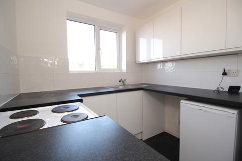 2 bedroom flat to rent - Lingfield Close, High Wycombe, HP13