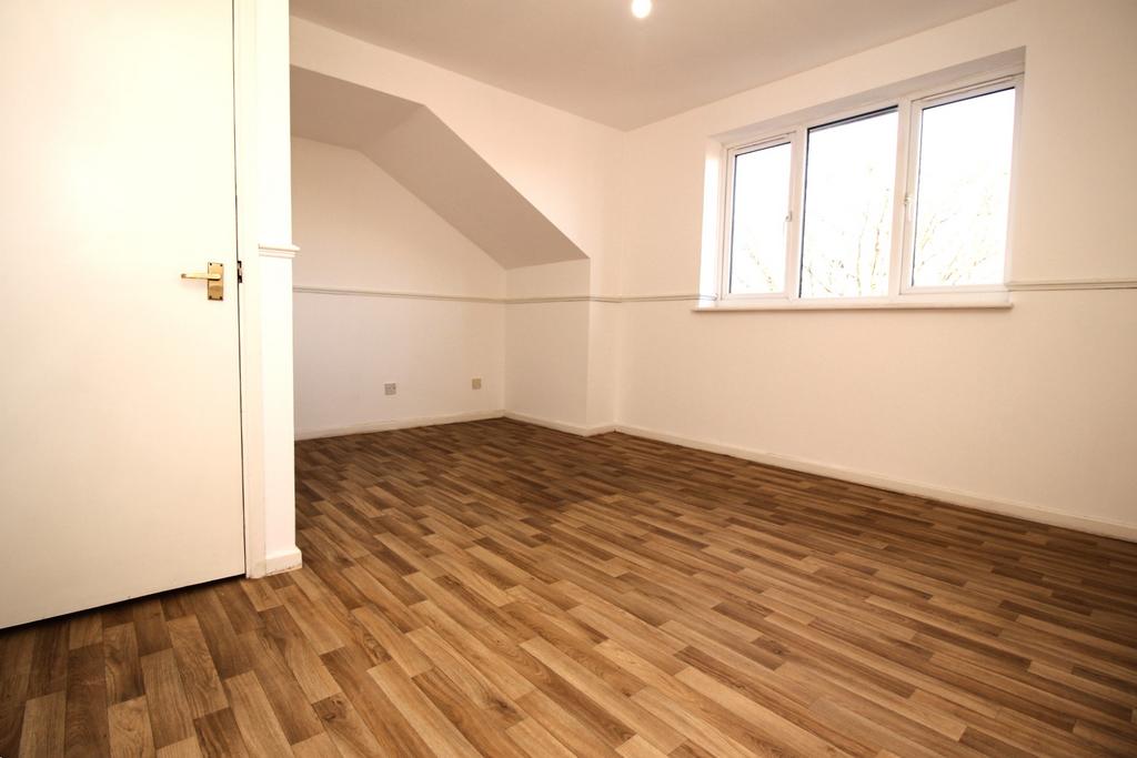 Lingfield Close, High HP13 2 bed flat to rent £1,150 pcm (£