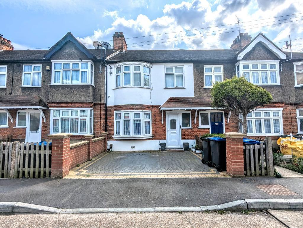 Queen Annes Gardens, Mitcham, Surrey... 1 bed in a flat share £880