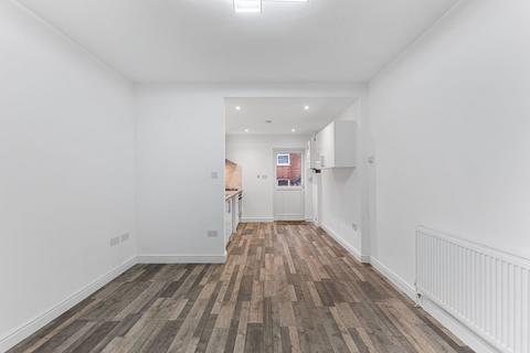 57 Lyndhurst Road, Nottingham, NG2 4FX