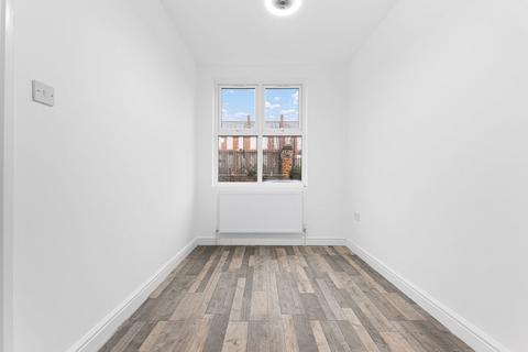 57 Lyndhurst Road, Nottingham, NG2 4FX