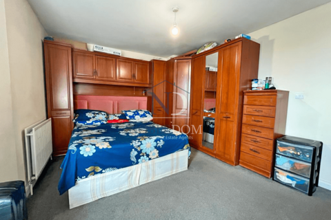 1 bedroom flat for sale, Bellview Court, TW3