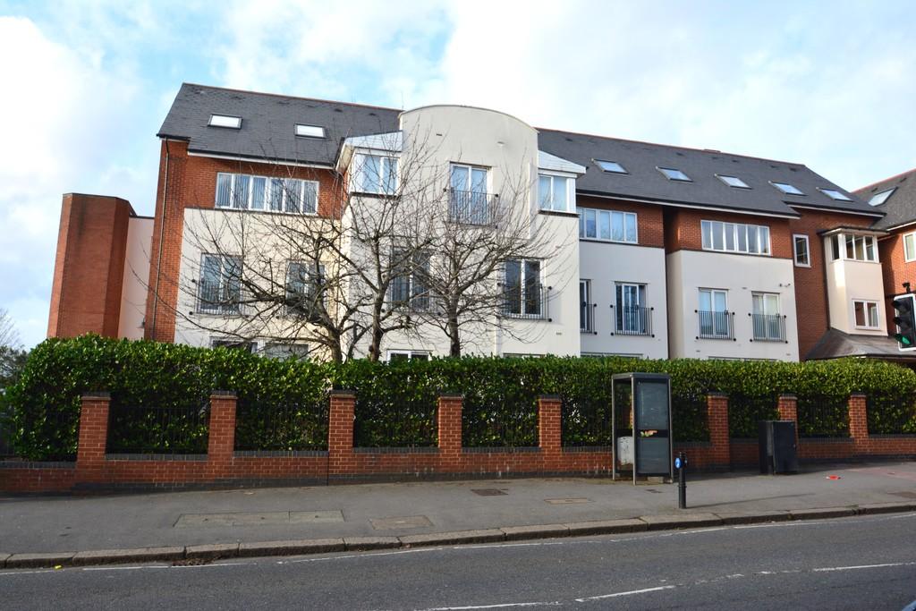 Walton On Thames 2 bed apartment for sale £365,000