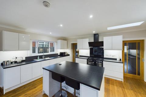 94 Henhurst Hill, Burton-on-trent, DE13 9TA
