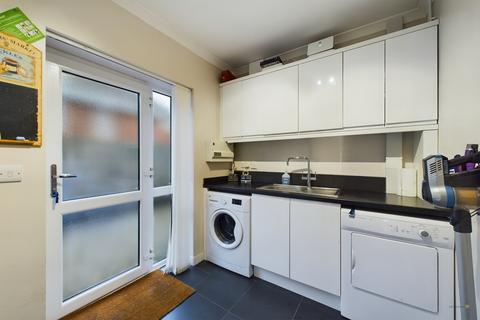 94 Henhurst Hill, Burton-on-trent, DE13 9TA
