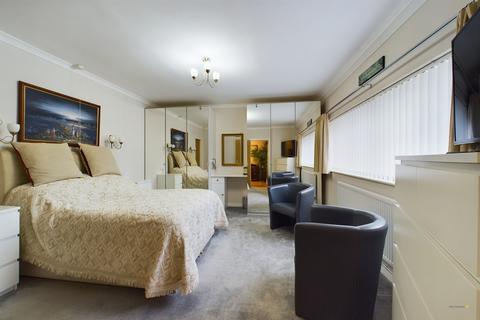 94 Henhurst Hill, Burton-on-trent, DE13 9TA