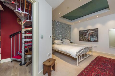 2 bedroom flat for sale, Disney Place, London