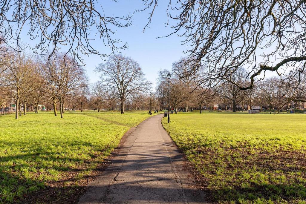 Clapham Common North Side, Battersea... 1 bed flat - £475,000