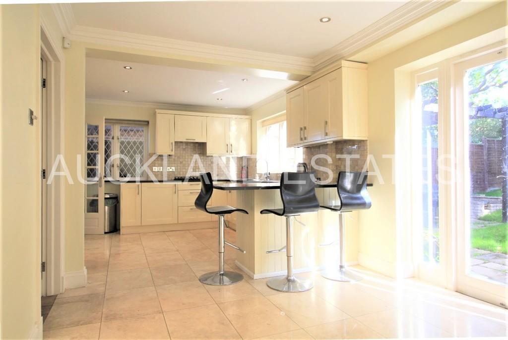 Parkfield View, Potters Bar EN6 4 bed detached house £2,750 pcm (£635 pw)