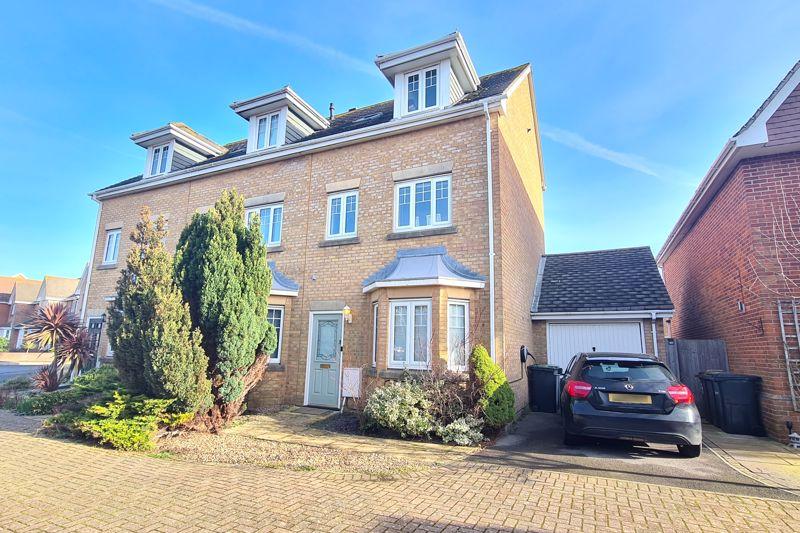 Darwin Close, LeeOnTheSolent, PO13 3 bed end of terrace house for