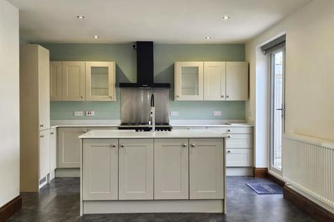 4 bedroom detached house to rent, Cheltenham Road, Gloucester