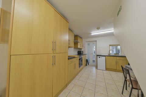 4 bedroom terraced house to rent, Shallcross Crescent