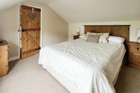 2 bedroom cottage to rent, High Street, Niton