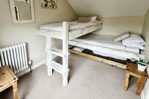 2 bedroom cottage to rent, High Street, Niton