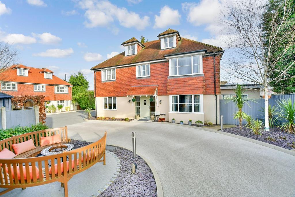 Heath Road, Coxheath, Maidstone, Kent 5 bed detached house for sale £675,000