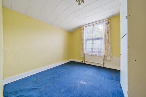 29 Arngask Road, London, SE6 1XY