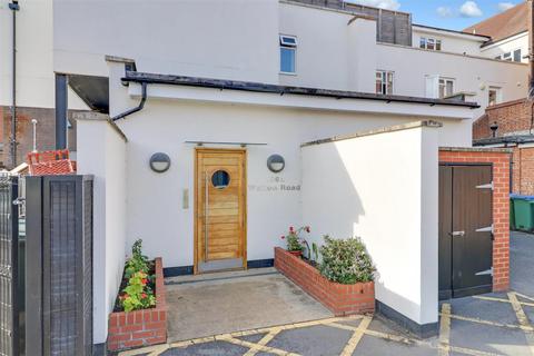 2 bedroom apartment for sale, Walton Road, East Molesey