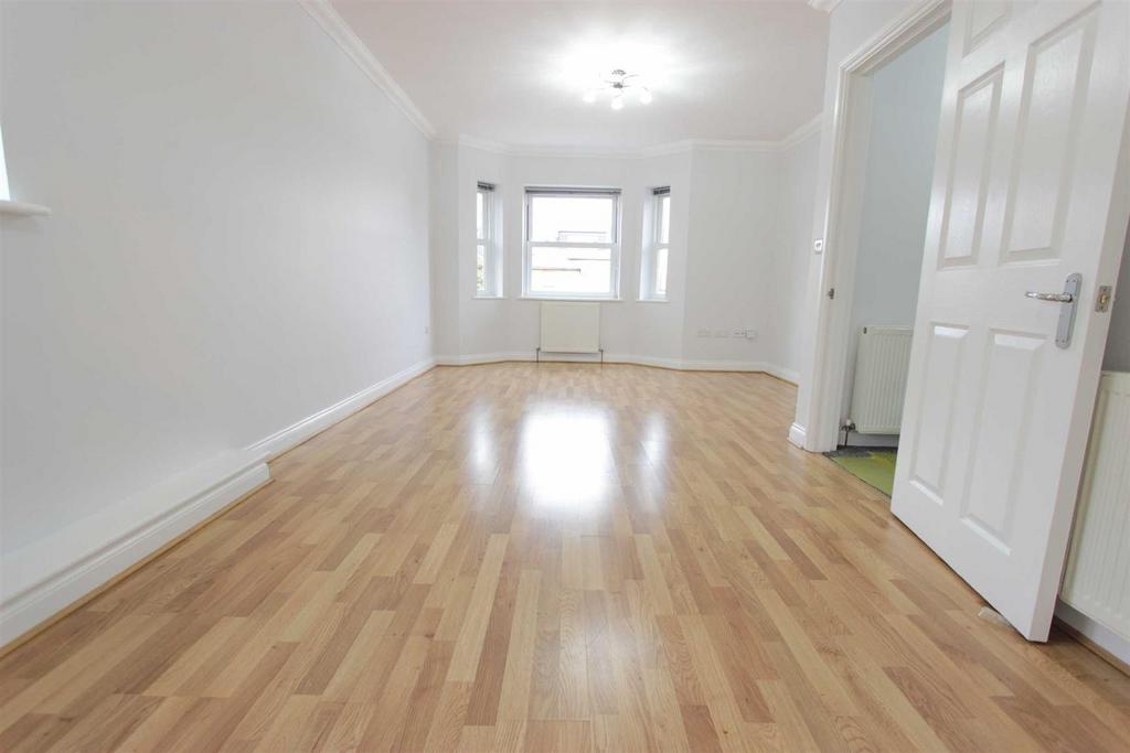 Chesham Court, Gordon Hill, Enfield 3 bed to rent £1,975
