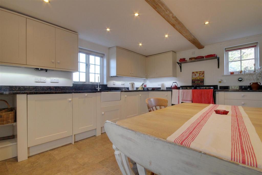 Kitchen 2.jpg