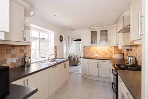 2 bedroom house for sale, Coverts Road, Claygate, Esher
