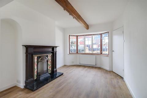 20 Dean Road, Hampton, TW12 3JL
