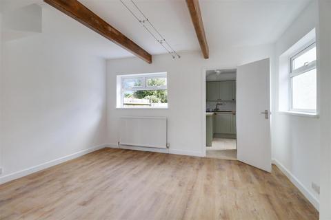 20 Dean Road, Hampton, TW12 3JL