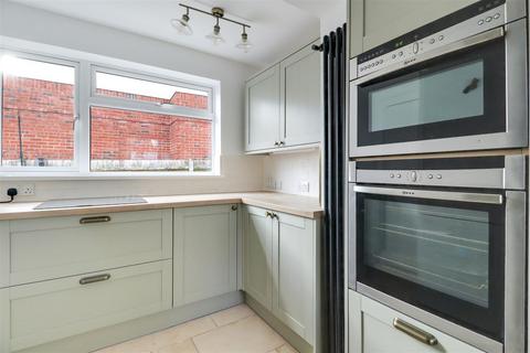 20 Dean Road, Hampton, TW12 3JL