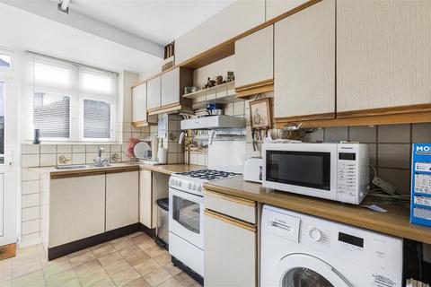 6 Park Avenue, Enfield, EN1 2HP