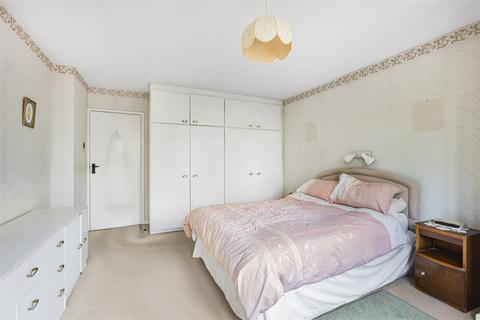 6 Park Avenue, Enfield, EN1 2HP
