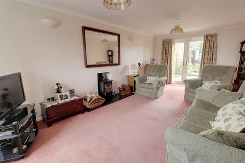 12 Fircroft Close, Hucclecote, Gloucester, GL3 3DW