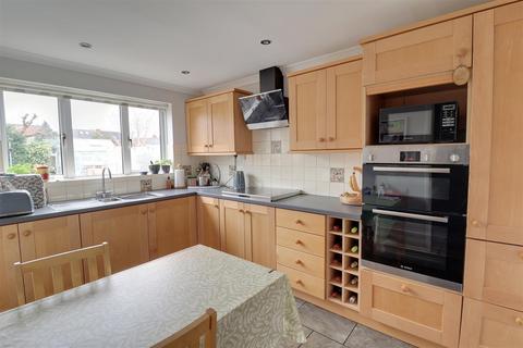 12 Fircroft Close, Hucclecote, Gloucester, GL3 3DW