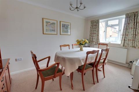12 Fircroft Close, Hucclecote, Gloucester, GL3 3DW
